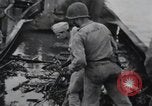 Standbild 81 Army Division Feuern auf Sniper Peleliu Palau Inseln, 1944, aus Sekunde 28 historischem Filmmaterial Videoclip 65675022967