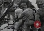 Standbild 81 Army Division Feuern auf Sniper Peleliu Palau Inseln, 1944, aus Sekunde 29 historischem Filmmaterial Videoclip 65675022967