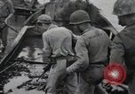 Standbild 81 Army Division Feuern auf Sniper Peleliu Palau Inseln, 1944, aus Sekunde 30 historischem Filmmaterial Videoclip 65675022967