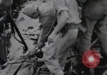 Standbild 81 Army Division Feuern auf Sniper Peleliu Palau Inseln, 1944, aus Sekunde 32 historischem Filmmaterial Videoclip 65675022967