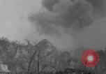 Standbild 81 Army Division Feuern auf Sniper Peleliu Palau Inseln, 1944, aus Sekunde 38 historischem Filmmaterial Videoclip 65675022967