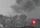 Standbild 81 Army Division Feuern auf Sniper Peleliu Palau Inseln, 1944, aus Sekunde 39 historischem Filmmaterial Videoclip 65675022967