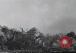 Standbild 81 Army Division Feuern auf Sniper Peleliu Palau Inseln, 1944, aus Sekunde 40 historischem Filmmaterial Videoclip 65675022967