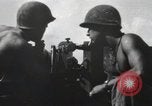 Standbild 81 Army Division Feuern auf Sniper Peleliu Palau Inseln, 1944, aus Sekunde 41 historischem Filmmaterial Videoclip 65675022967