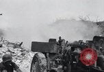 Standbild 81 Army Division Feuern auf Sniper Peleliu Palau Inseln, 1944, aus Sekunde 43 historischem Filmmaterial Videoclip 65675022967