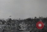 Standbild 81 Army Division Feuern auf Sniper Peleliu Palau Inseln, 1944, aus Sekunde 46 historischem Filmmaterial Videoclip 65675022967