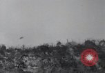 Standbild 81 Army Division Feuern auf Sniper Peleliu Palau Inseln, 1944, aus Sekunde 47 historischem Filmmaterial Videoclip 65675022967