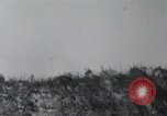 Standbild 81 Army Division Feuern auf Sniper Peleliu Palau Inseln, 1944, aus Sekunde 48 historischem Filmmaterial Videoclip 65675022967