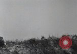Standbild 81 Army Division Feuern auf Sniper Peleliu Palau Inseln, 1944, aus Sekunde 49 historischem Filmmaterial Videoclip 65675022967