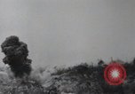 Standbild 81 Army Division Feuern auf Sniper Peleliu Palau Inseln, 1944, aus Sekunde 50 historischem Filmmaterial Videoclip 65675022967