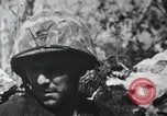 Standbild 81 Army Division Feuern auf Sniper Peleliu Palau Inseln, 1944, aus Sekunde 52 historischem Filmmaterial Videoclip 65675022967
