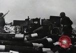 Standbild 81 Army Division Feuern auf Sniper Peleliu Palau Inseln, 1944, aus Sekunde 53 historischem Filmmaterial Videoclip 65675022967