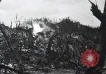 Standbild 81 Army Division Feuern auf Sniper Peleliu Palau Inseln, 1944, aus Sekunde 54 historischem Filmmaterial Videoclip 65675022967