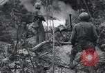 Standbild 81 Army Division Feuern auf Sniper Peleliu Palau Inseln, 1944, aus Sekunde 55 historischem Filmmaterial Videoclip 65675022967