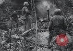 Standbild 81 Army Division Feuern auf Sniper Peleliu Palau Inseln, 1944, aus Sekunde 56 historischem Filmmaterial Videoclip 65675022967