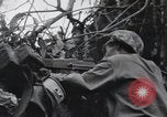 Standbild 81 Army Division Feuern auf Sniper Peleliu Palau Inseln, 1944, aus Sekunde 60 historischem Filmmaterial Videoclip 65675022967