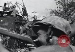 Standbild 81 Army Division Feuern auf Sniper Peleliu Palau Inseln, 1944, aus Sekunde 61 historischem Filmmaterial Videoclip 65675022967
