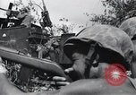 Standbild 81 Army Division Feuern auf Sniper Peleliu Palau Inseln, 1944, aus Sekunde 62 historischem Filmmaterial Videoclip 65675022967