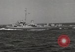 Image Destroyer d'escorte Frament USS (DE-677) Les exercices de tir United States USA, 1944, de la seconde 3 séquences d'archives historiques vidéo 65675022983