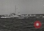 Image Destroyer d'escorte Frament USS (DE-677) Les exercices de tir United States USA, 1944, de la seconde 4 séquences d'archives historiques vidéo 65675022983
