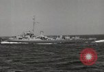 Image Destroyer d'escorte Frament USS (DE-677) Les exercices de tir United States USA, 1944, de la seconde 5 séquences d'archives historiques vidéo 65675022983