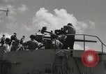 Image Destroyer d'escorte Frament USS (DE-677) Les exercices de tir United States USA, 1944, de la seconde 13 séquences d'archives historiques vidéo 65675022983