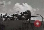 Image Destroyer d'escorte Frament USS (DE-677) Les exercices de tir United States USA, 1944, de la seconde 14 séquences d'archives historiques vidéo 65675022983
