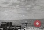 Image Destroyer d'escorte Frament USS (DE-677) Les exercices de tir United States USA, 1944, de la seconde 16 séquences d'archives historiques vidéo 65675022983