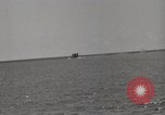 Image Destroyer d'escorte Frament USS (DE-677) Les exercices de tir United States USA, 1944, de la seconde 17 séquences d'archives historiques vidéo 65675022983