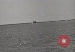 Image Destroyer d'escorte Frament USS (DE-677) Les exercices de tir United States USA, 1944, de la seconde 18 séquences d'archives historiques vidéo 65675022983