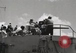 Image Destroyer d'escorte Frament USS (DE-677) Les exercices de tir United States USA, 1944, de la seconde 21 séquences d'archives historiques vidéo 65675022983