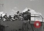 Image Destroyer d'escorte Frament USS (DE-677) Les exercices de tir United States USA, 1944, de la seconde 23 séquences d'archives historiques vidéo 65675022983