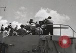 Image Destroyer d'escorte Frament USS (DE-677) Les exercices de tir United States USA, 1944, de la seconde 30 séquences d'archives historiques vidéo 65675022983