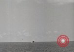 Image Destroyer d'escorte Frament USS (DE-677) Les exercices de tir United States USA, 1944, de la seconde 32 séquences d'archives historiques vidéo 65675022983