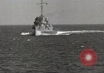 Image Destroyer d'escorte Frament USS (DE-677) Les exercices de tir United States USA, 1944, de la seconde 33 séquences d'archives historiques vidéo 65675022983