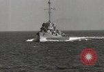 Image Destroyer d'escorte Frament USS (DE-677) Les exercices de tir United States USA, 1944, de la seconde 35 séquences d'archives historiques vidéo 65675022983