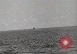 Image Destroyer d'escorte Frament USS (DE-677) Les exercices de tir United States USA, 1944, de la seconde 39 séquences d'archives historiques vidéo 65675022983