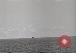 Image Destroyer d'escorte Frament USS (DE-677) Les exercices de tir United States USA, 1944, de la seconde 40 séquences d'archives historiques vidéo 65675022983