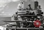 Image Destroyer d'escorte Frament USS (DE-677) Les exercices de tir United States USA, 1944, de la seconde 41 séquences d'archives historiques vidéo 65675022983