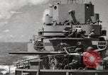 Image Destroyer d'escorte Frament USS (DE-677) Les exercices de tir United States USA, 1944, de la seconde 42 séquences d'archives historiques vidéo 65675022983