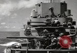Image Destroyer d'escorte Frament USS (DE-677) Les exercices de tir United States USA, 1944, de la seconde 44 séquences d'archives historiques vidéo 65675022983