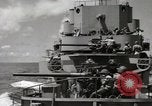 Image Destroyer d'escorte Frament USS (DE-677) Les exercices de tir United States USA, 1944, de la seconde 45 séquences d'archives historiques vidéo 65675022983