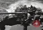 Image Destroyer d'escorte Frament USS (DE-677) Les exercices de tir United States USA, 1944, de la seconde 46 séquences d'archives historiques vidéo 65675022983