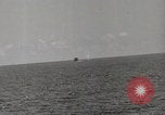 Image Destroyer d'escorte Frament USS (DE-677) Les exercices de tir United States USA, 1944, de la seconde 48 séquences d'archives historiques vidéo 65675022983