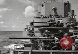 Image Destroyer d'escorte Frament USS (DE-677) Les exercices de tir United States USA, 1944, de la seconde 49 séquences d'archives historiques vidéo 65675022983