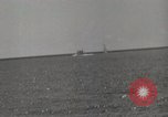 Image Destroyer d'escorte Frament USS (DE-677) Les exercices de tir United States USA, 1944, de la seconde 51 séquences d'archives historiques vidéo 65675022983