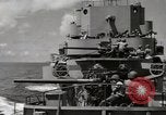 Image Destroyer d'escorte Frament USS (DE-677) Les exercices de tir United States USA, 1944, de la seconde 52 séquences d'archives historiques vidéo 65675022983