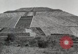 Standbild Pyramide der Sonne Teotihuacan Mexiko, 1925, aus Sekunde 21 historischem Filmmaterial Videoclip 65675023035