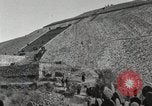 Standbild Pyramide der Sonne Teotihuacan Mexiko, 1925, aus Sekunde 27 historischem Filmmaterial Videoclip 65675023035