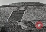 Standbild Pyramide der Sonne Teotihuacan Mexiko, 1925, aus Sekunde 33 historischem Filmmaterial Videoclip 65675023035